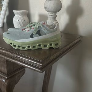 Like new shoes. Only worn a handful of times.